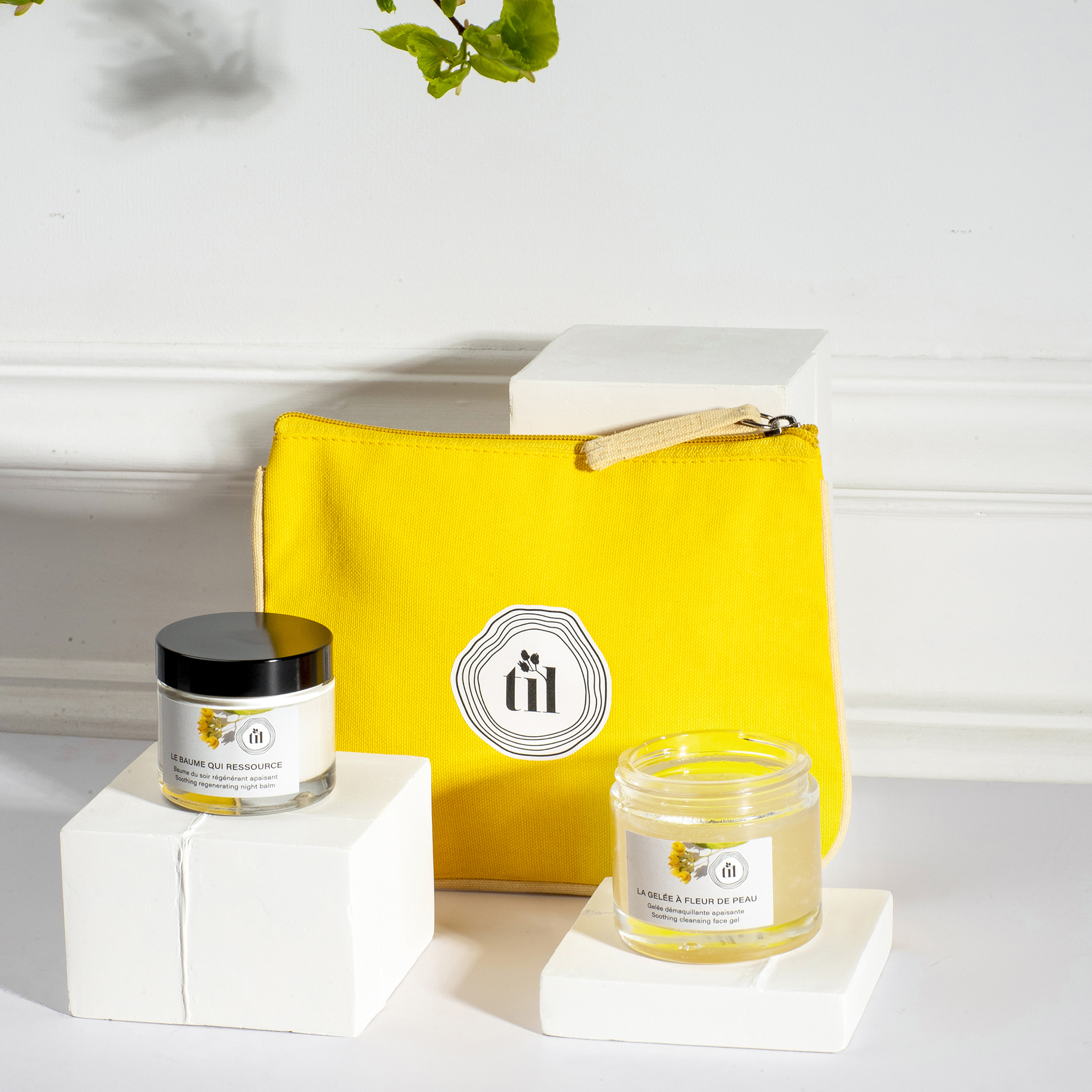 A Face Ritual by TiL, with a luminous cleansing and make-up removal gel, and an extremely soft and silky regenerating balm. All this in an absolutely sunny travel kit.
